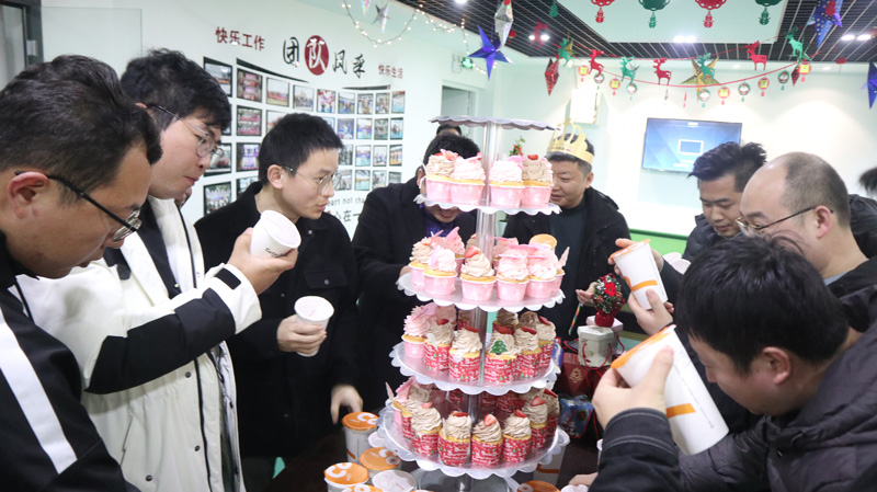 繽紛平安夜，歡樂圣誕節(jié) | 寶開舉辦第四季度員工集體生日會