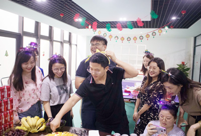 八月集體生日會(huì) | 與久違的祝?；馃嵯嘧? /></a>
                        </div>
                        <div   id=