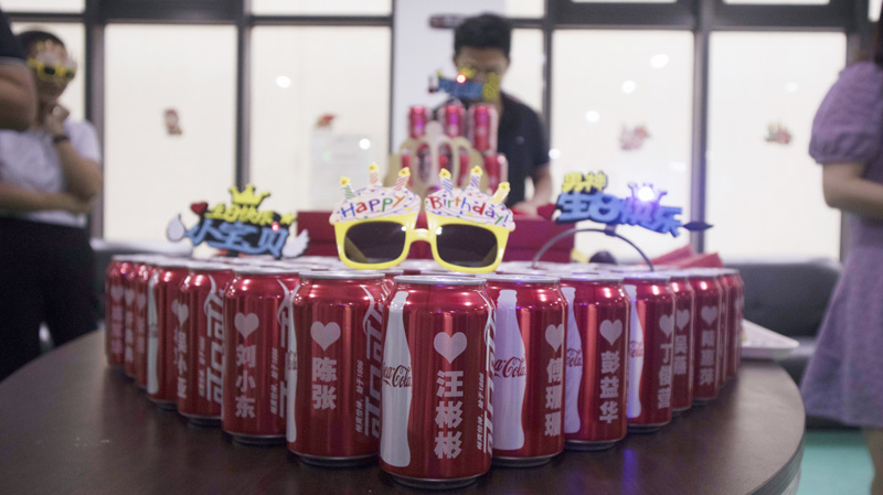 八月集體生日會(huì) | 與久違的祝?；馃嵯嘧?  src="/uploads/allimg/210903/1-210Z3141I4337.jpg" /></p>
<p>此次集體生日會(huì)，是今年疫情以來寶開舉辦的第一場生日會(huì)。雖是寶開企業(yè)文化建設(shè)的常規(guī)活動(dòng)，由寶開工會(huì)和人事行政部組成的籌備組也希望帶來一些不一樣的“新意”和“心意”，此次特別為所有寶開成員定制了專屬可樂。</p>
<p><img alt=
